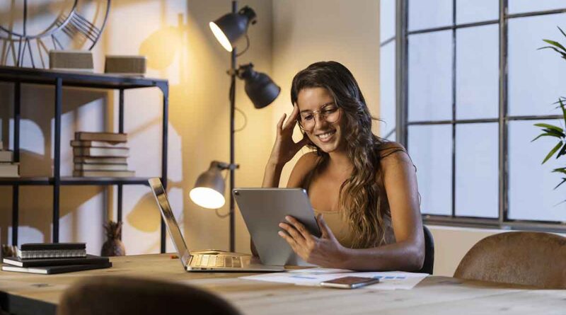 Cadeira e mesa de escritório, focando no conforto e saúde postural no home office.
